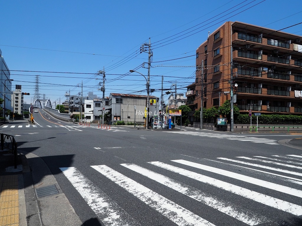 キャニオンマンション西台　角地に立地